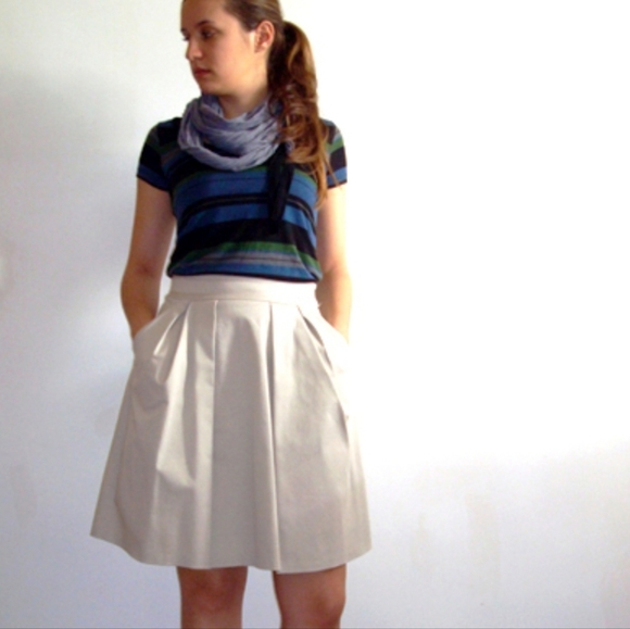 DKNY | Crisp Pleated Cotton  White High Waist Unlined Mini Skirt (Size 10) - Picture 13 of 13